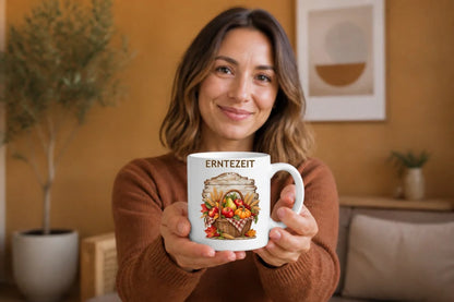 Erntezeit Erntekorb Tasse – Farmhouse Keramikbecher 325 ml - WS-Trend.de